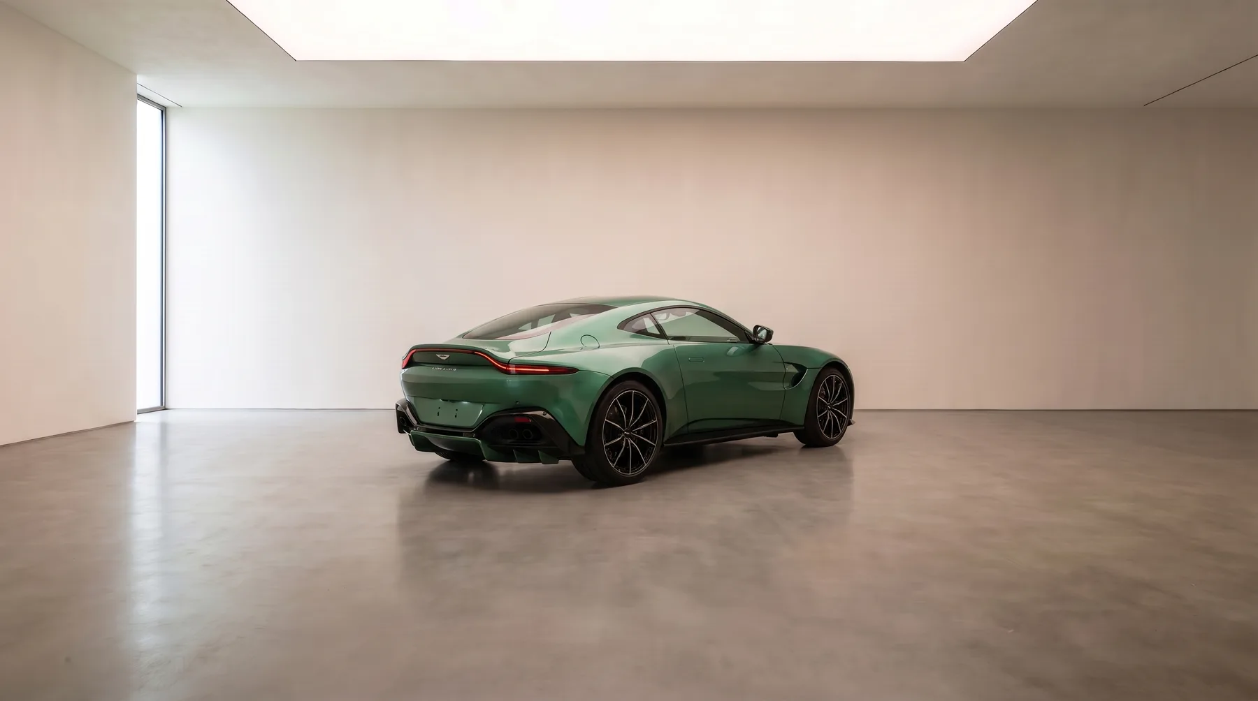 Aston Martin Vantage, rear